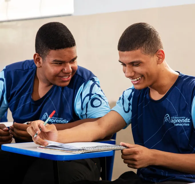 Dois alunos estudando