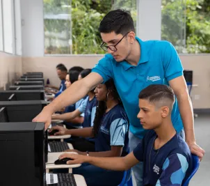 Alunos aprendendo informática